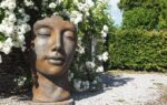 Visage de femme stylisé en sculpture contemporaine
