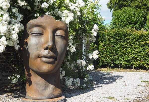 Visage de femme stylisé en sculpture contemporaine