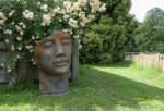 Visage d’homme stylisé en sculpture contemporaine