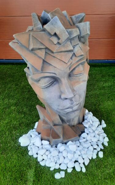 Sculpture tête de femme style cubiste en béton aux formes géométriques