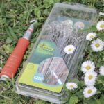 Lieur automatique avec 100 liens métal rouge pour fixer grillages et brise‑vue au jardin