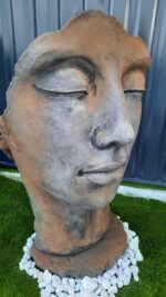 Visage de femme stylisé en sculpture décorative (forme artistique moderne)