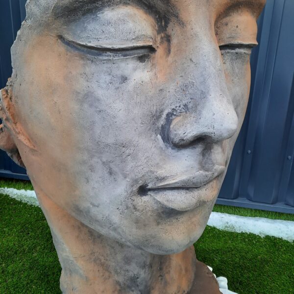 Visage de femme stylisé en sculpture décorative (forme artistique moderne)