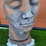 Visage d’homme stylisé en sculpture contemporaine