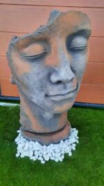 Visage d’homme stylisé en sculpture contemporaine
