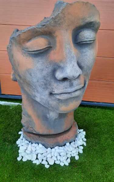 Visage d’homme stylisé en sculpture contemporaine