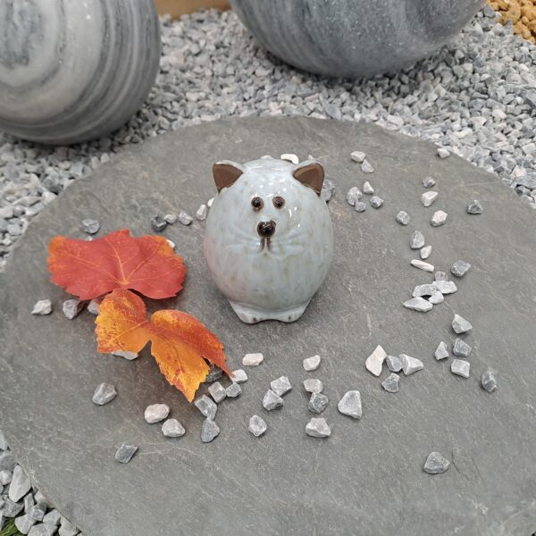 Chat décoratif en céramique gris 5,5 × 8,5 × 10 cm pour décoration intérieure ou extérieure.