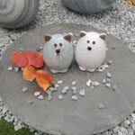 Chat décoratif en céramique blanc et gris — statuette chat design pour décoration intérieure.