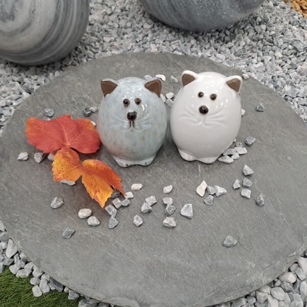 Chat décoratif en céramique blanc et gris — statuette chat design pour décoration intérieure.