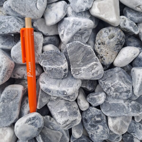 Galets marbre Azur premium calibre 30-60 mm – pierres décoratives naturelles pour aménagement paysager extérieur.