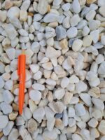 Galets marbre blanc-rose calibre 12-18 mm – pierres décoratives naturelles pour aménagements paysagers et jardins.