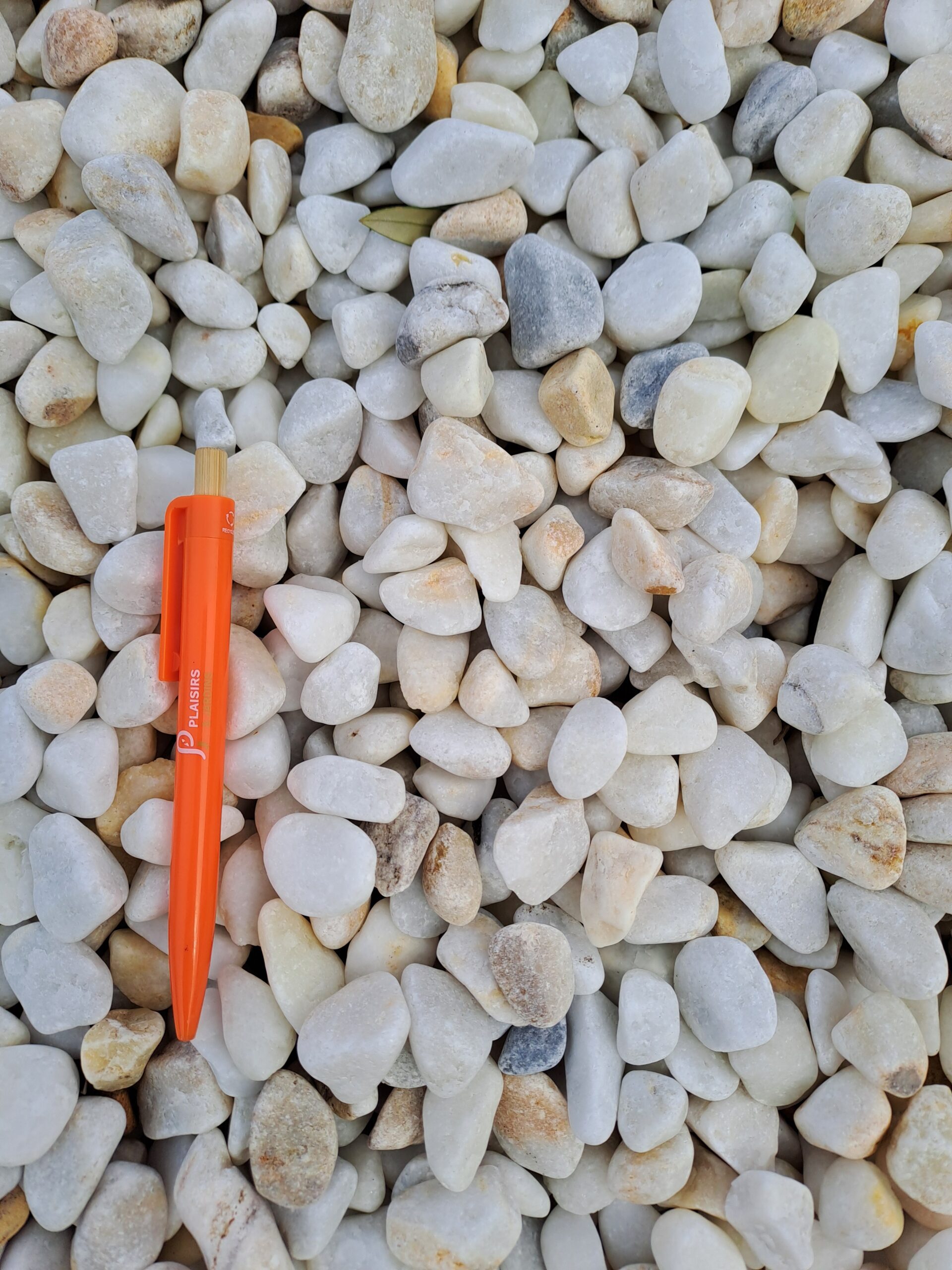 Galets marbre blanc-rosé – 12-18 mm Galets marbre blanc-rose calibre 12-18 mm – pierres décoratives naturelles pour aménagements paysagers et jardins.