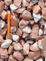 Galets marbre Corail calibre 30-60 mm – pierres décoratives naturelles pour aménagement paysager extérieur.