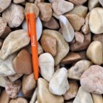 Galets marbre jaune-rose calibre 30-60 mm – pierres décoratives naturelles pour aménagements paysagers extérieurs.