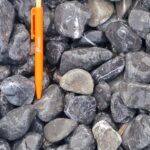 Galets marbre noir Impérial brillant calibre 30-60 mm – pierres décoratives naturelles pour aménagements paysagers extérieurs.