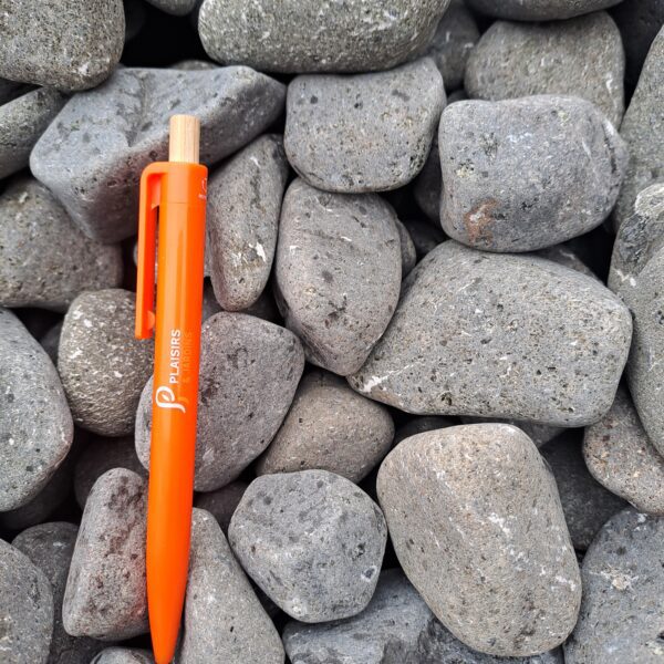 Galets marbre noir pur calibre 30-60 mm – pierres décoratives naturelles pour aménagements paysagers extérieurs.