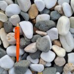 Galets Mix marbre d’Espagne calibre 30-60 mm – pierres décoratives naturelles multicolores pour aménagement paysager extérieur.