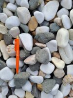 Galets Mix marbre d’Espagne calibre 30-60 mm – pierres décoratives naturelles multicolores pour aménagement paysager extérieur.