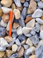 Galets Mix Tropical calibre 30‑60 mm – pierres décoratives naturelles multicolores pour aménagements paysagers extérieurs.