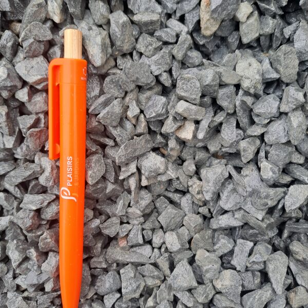 Graviers gris bleuté calibre 6-10 mm — graviers décoratifs naturels pour aménagements paysagers et jardins extérieurs.