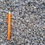 Graviers gris clair calibre 6-10 mm – graviers décoratifs naturels pour aménagements paysagers et jardins extérieurs.