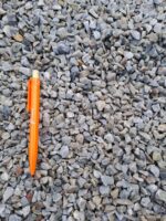 Graviers gris clair calibre 6-10 mm – graviers décoratifs naturels pour aménagements paysagers et jardins extérieurs.