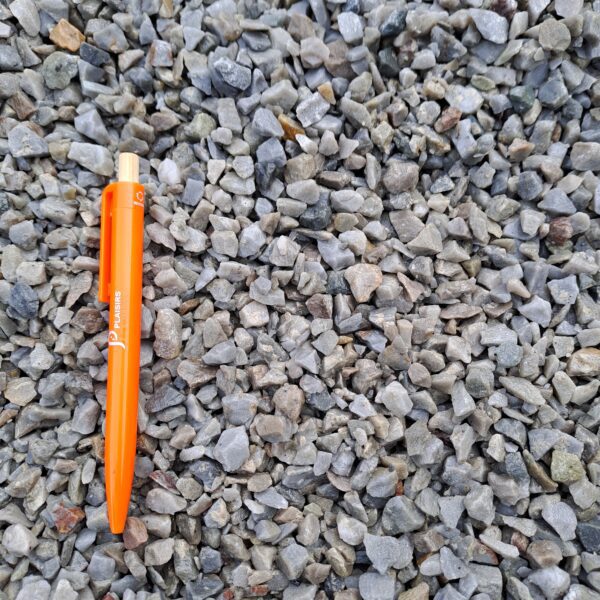 Graviers gris clair calibre 6-10 mm – graviers décoratifs naturels pour aménagements paysagers et jardins extérieurs.