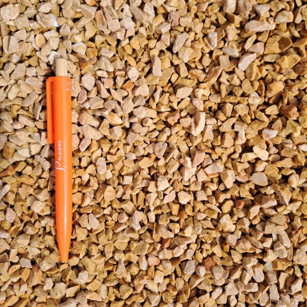 Graviers marbre jaune-rose calibre 6-8 mm – graviers décoratifs naturels pour aménagements paysagers extérieurs.