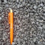 Graviers marbre noir pur calibre 8-16 mm – graviers décoratifs naturels pour aménagements paysagers extérieurs.