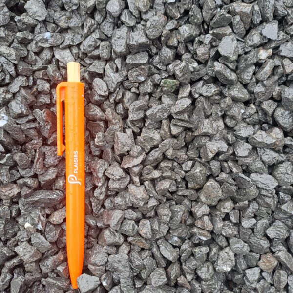 Graviers marbre noir pur calibre 8-16 mm – graviers décoratifs naturels pour aménagements paysagers extérieurs.