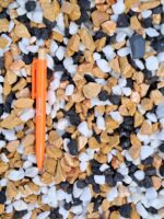 Graviers Mix marbre d’Espagne calibre 8‑16 mm – graviers décoratifs naturels multicolores pour aménagements paysagers extérieurs.
