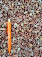 Graviers décoratifs Mix ton rose calibre 6‑10 mm – graviers naturels aux teintes rosées pour aménagements paysagers extérieurs.