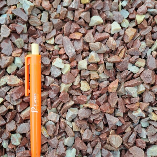 Graviers décoratifs Mix ton rose calibre 6‑10 mm – graviers naturels aux teintes rosées pour aménagements paysagers extérieurs.