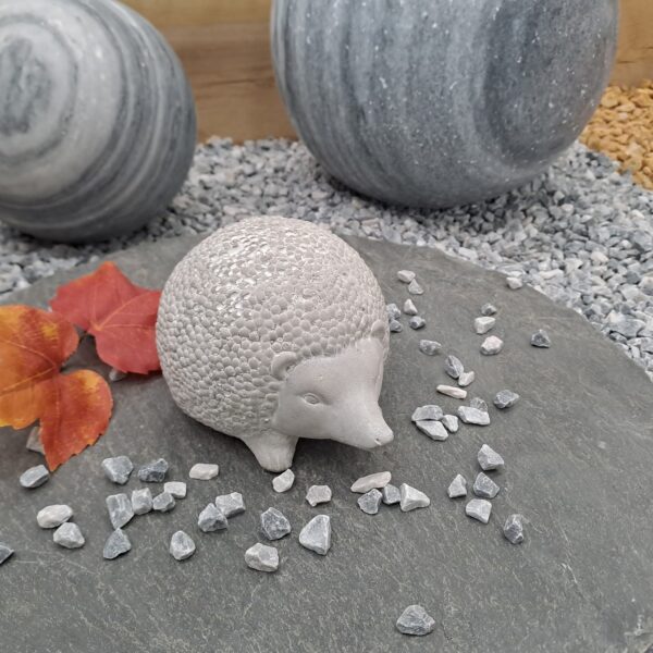 Hérisson décoratif en ciment gris — statue animal 16×12×9,5 cm pour décoration intérieure ou extérieure.