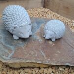 Hérissons décoratifs en ciment gris pour décoration intérieure ou extérieure.