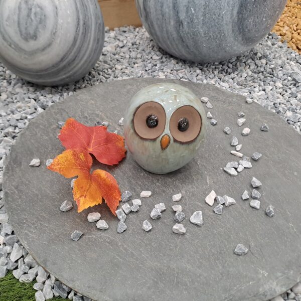Hibou décoratif en céramique gris — statuette animal décorative 9,2×9,5×10 cm pour intérieur ou extérieur abrité.