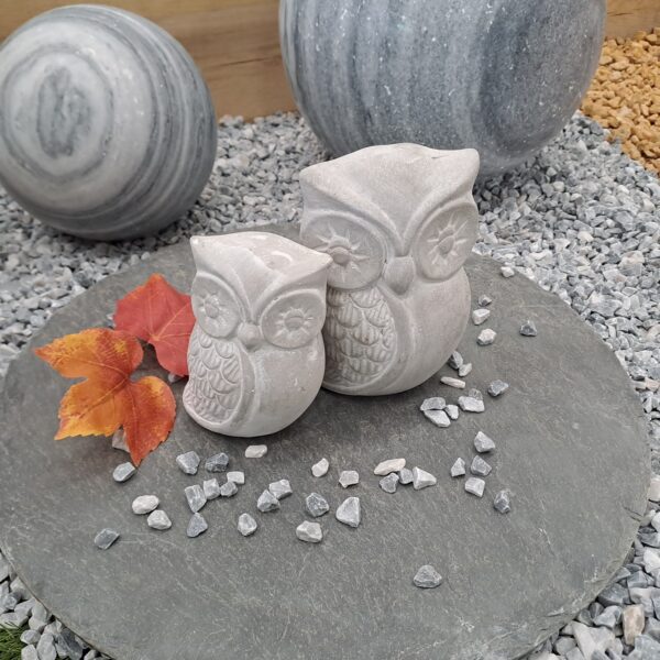 "Duo de hiboux décoratifs en ciment gris"