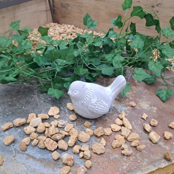 Oiseau décoratif en ciment gris 11 × 8 × 8 cm pour décoration intérieure ou extérieure.