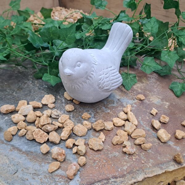 Oiseau décoratif en ciment gris 15 × 10,5 × 11,5 cm pour décoration intérieure ou extérieure.