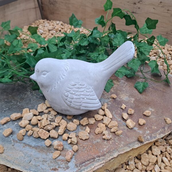 Oiseau décoratif en ciment gris 20 × 15 × 16 cm pour décoration intérieure ou extérieure.
