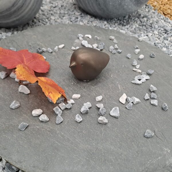 Oiseau décoratif en céramique bronze 8,4 × 5,5 × 5,2 cm pour décoration intérieure ou extérieure.