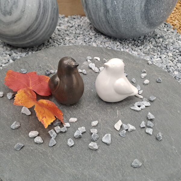 Oiseaux décoratifs en céramique blanc et bronze pour décoration intérieure ou extérieure.