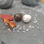 Oiseaux décoratifs en céramique blanc et bronze pour décoration intérieure ou extérieure.