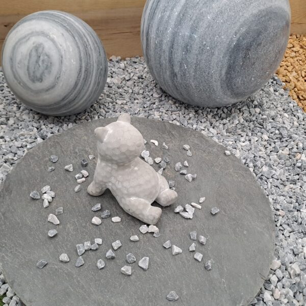 Ours décoratif en ciment gris 10 × 8 × 10,5 cm pour décoration intérieure ou extérieure.