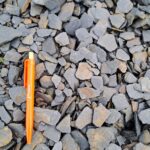 Paillettes d’ardoise calibre 20‑40 mm – éclats de pierre naturelle pour aménagements paysagers et décor extérieur.