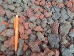 Pouzzolane calibre 20‑40 mm – graviers volcaniques décoratifs pour aménagements paysagers extérieurs.