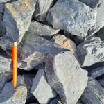 Roche à gabion gris bleuté — pierres décoratives naturelles pour remplissage de gabions et aménagement paysager.