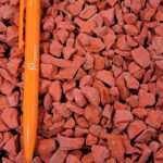 Rockin Rouge calibre 12‑14 mm — graviers décoratifs rouges vibrants pour aménagements paysagers extérieurs.