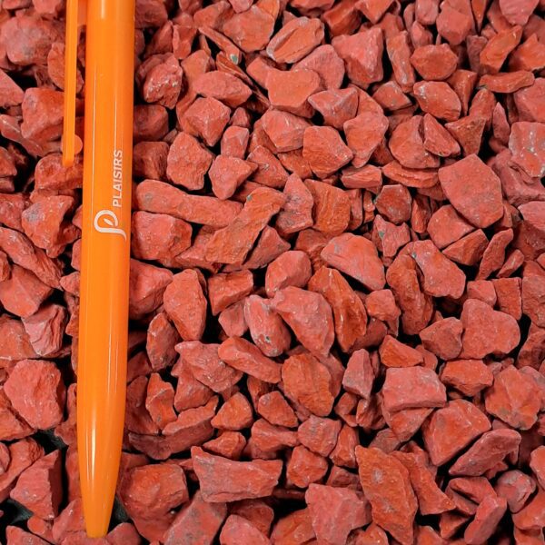 Rockin Rouge calibre 12‑14 mm — graviers décoratifs rouges vibrants pour aménagements paysagers extérieurs.