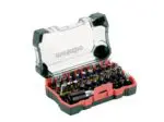 Assortiment de 32 embouts de vissage pour perceuse ou visseuse, présenté en coffret de rangement.